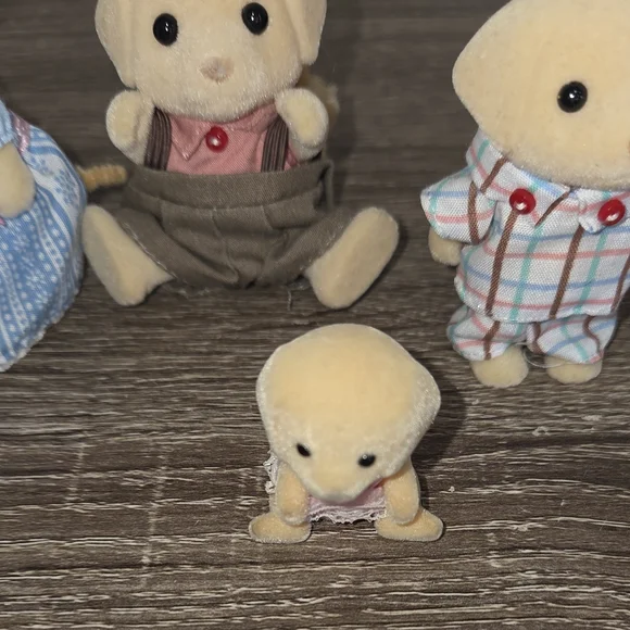 Sylvanian Families Calico Critters Lot of 4 Golden Labrador Dog Family. - Picture 6 of 8